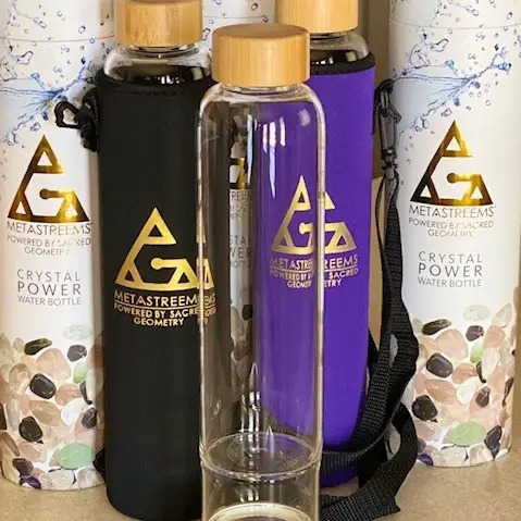 vannflaske med krystaller, rosenkvarts