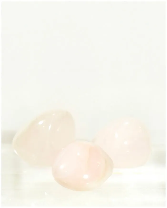Mangano kalistt, også kalt rosa kalsitt. Den kan bidra til økt selvverd og selvtilit, samt øke medfølelse overfor andre! Les mer i vår nettbutikk www.engleshop.no