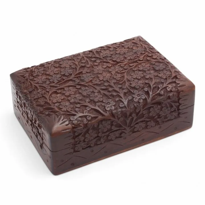 Håndlaget eske i tre med utskjæringer. Esken passer fint til Tarotkort eller krystaller.