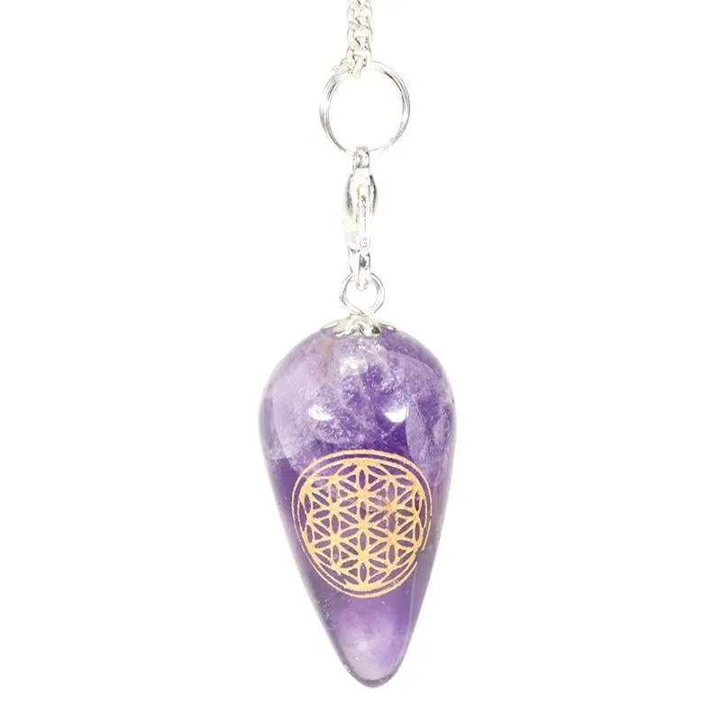 Pendel Ametyst Flower of life. Ametysten demper stress og virker beroligende. Gir beskyttelse og styrker indre fred. God drømmestein. Forbedrer søvn og reduserer mareritt. Fremmer kjærlighet og åndelighet og styrker visualisering