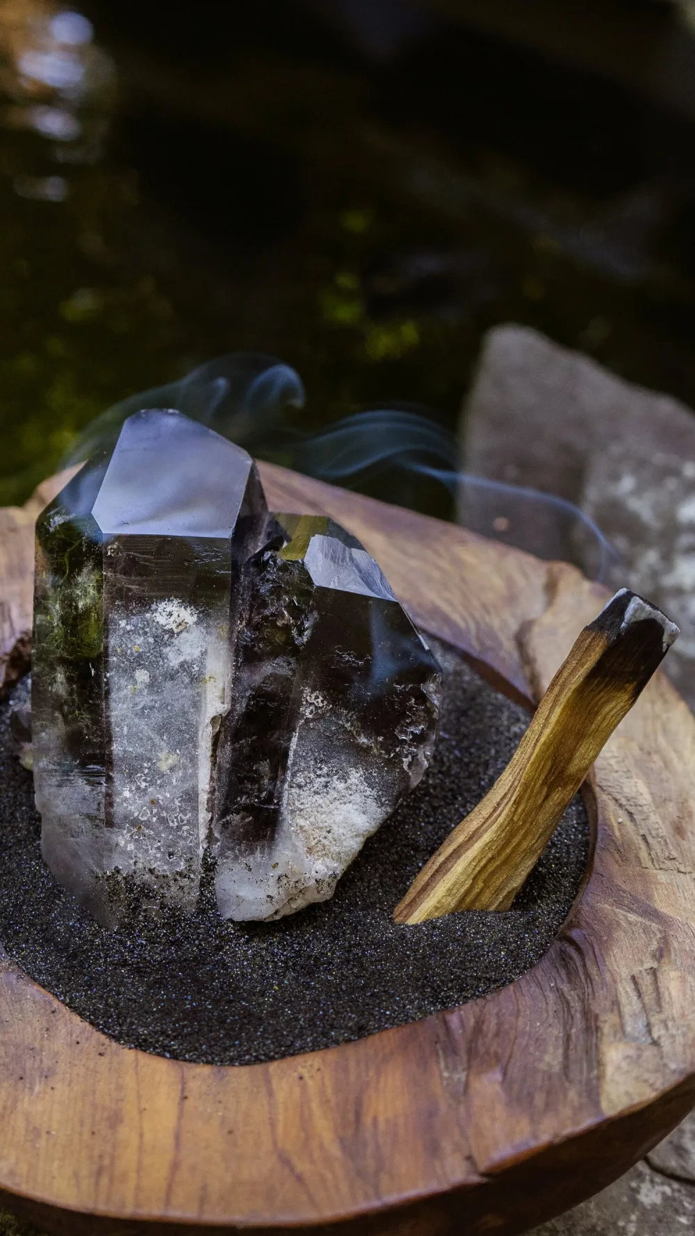 Fordelene med Palo Santo er mange. Den har blitt kalt magisk, mystisk, sjelden, hellig og unik. Dette duftende treet er høyt verdsatt spirituelt av sjamaner og helbredere