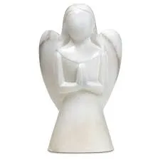 Englefigur laget i "soapstone" Hvit