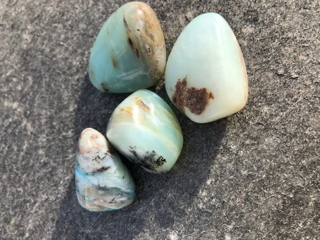 Blå opal gir ro og støtter deg til et liv med bedre selvfølelse. les mer om våre krystaller i nettbutikken www.engleshop.no