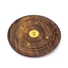 Røkelseholder i tre, rund med yin og yang symbol i gull. Velkommen til www.engleshop.no. Vi har stort utvalg av røkelse, krystaller  og tarotkort.