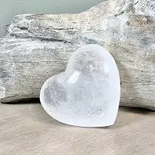 Bergkrystallhjerte 4 cm en flott gave å gi og å få.Bergkrystall skaper positiv energi og vekker våre evner til å lytte innover. Det er en av de sterkeste rensende stener vi har. Den gir oss klarhet, styrke, forståelse, visdom, sannhet og overblikk!