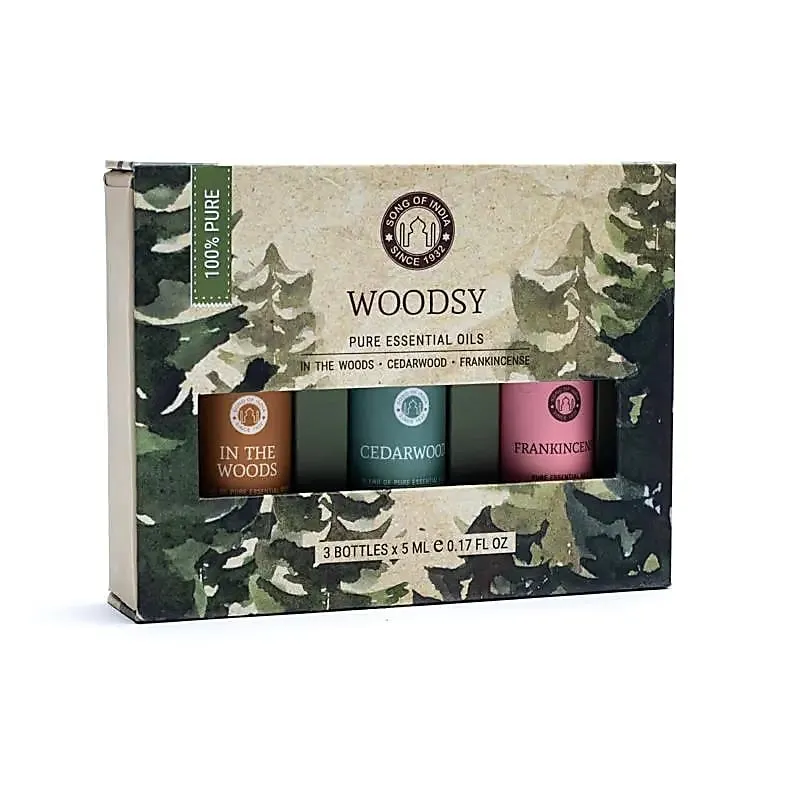 Woodsy-kolleksjonen fra Song of India er en samling av tre varme og jordnære eteriske oljer, designet for å bringe naturens ro inn i hjemmet ditt. Denne pakken inneholder: 3 oljer , Cedarwood, Frankincense og Woodsyblanding. Disse oljene kan gi deg bedre 